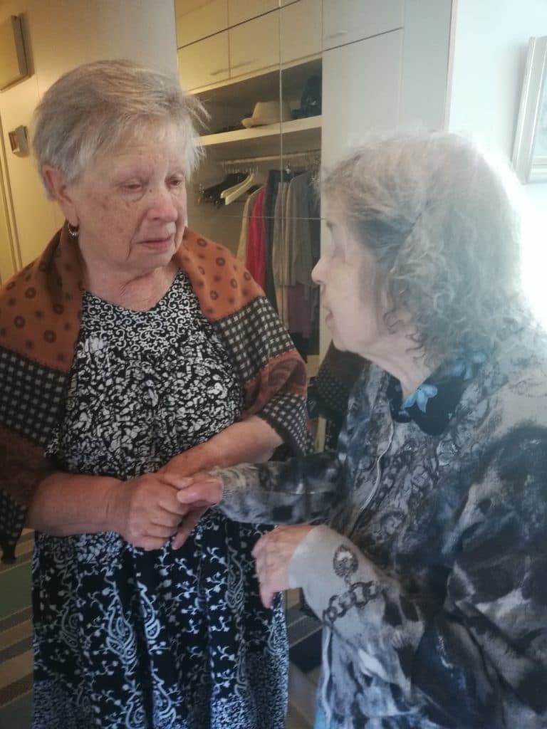 During their special reunion, the sisters had plenty of catching up to do. (Photo: Natalie Rogen, Tamara’s daughter)